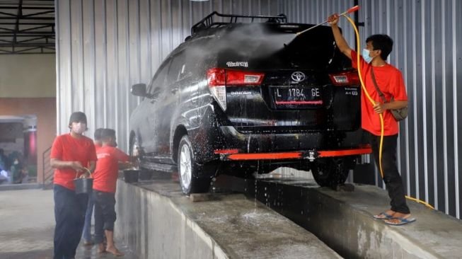22346-program-rumah-padat-karya-cuci-mobil-diskominfo-surabaya-antara